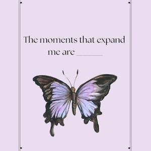 Może przedstawiać: Wydruk w stylu akwareli na lawendowym tle. Obraz przedstawia motyla z fioletowymi i brązowymi skrzydłami. Tekst "The moments that expand me are" znajduje się u góry, w ozdobnej ramce.
