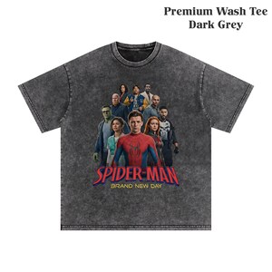 Op de afbeelding: Een set van drie keramische mokken met een gespikkelde, matte afwerking. De mokken zijn in cr&egrave;me, lichtgrijs en donkergrijs. Elke mok heeft een eenvoudig, minimalistisch ontwerp.