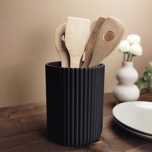 Moderner, gerippter Utensilienhalter | Geriffelter Küchenhelfer | Minimalistischer, mattschwarzer Kochlöffelhalter | Japandi Home Geschenk