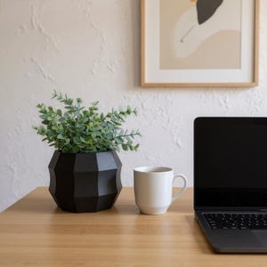 Geometrisk svart planteringskruka, modern minimalistisk fasetterad suckulentbehållare