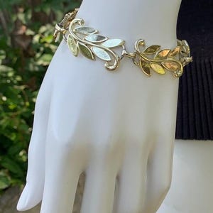 Vintage Gold-Tone Leaf Link Bracelet | Mid-Century Laurel Motif Jewelry | 1950s-70s Classic Retro Bracelet |