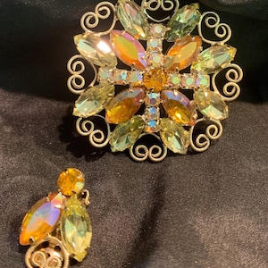Vintage Aurora Borealis Rhinestone Brooch with Single Matching Earring – Mid-Century Jewelry
