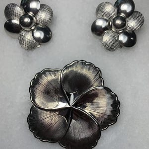 Vintage Silver-Tone Floral Jewelry Set – Clip-On Earrings & Clip Brooch, Retro Costume Jewelry