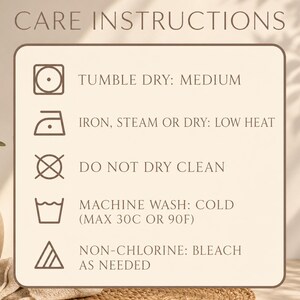 Peut inclure: Un panneau d'instructions d'entretien beige avec du texte et des ic&ocirc;nes marron fonc&eacute;. Il indique : s&eacute;chage en tambour moyen, repassage vapeur ou sec basse temp&eacute;rature, ne pas nettoyer &agrave; sec, lavage en machine froid max 30C ou 90F, et eau de Javel sans chlore si besoin.