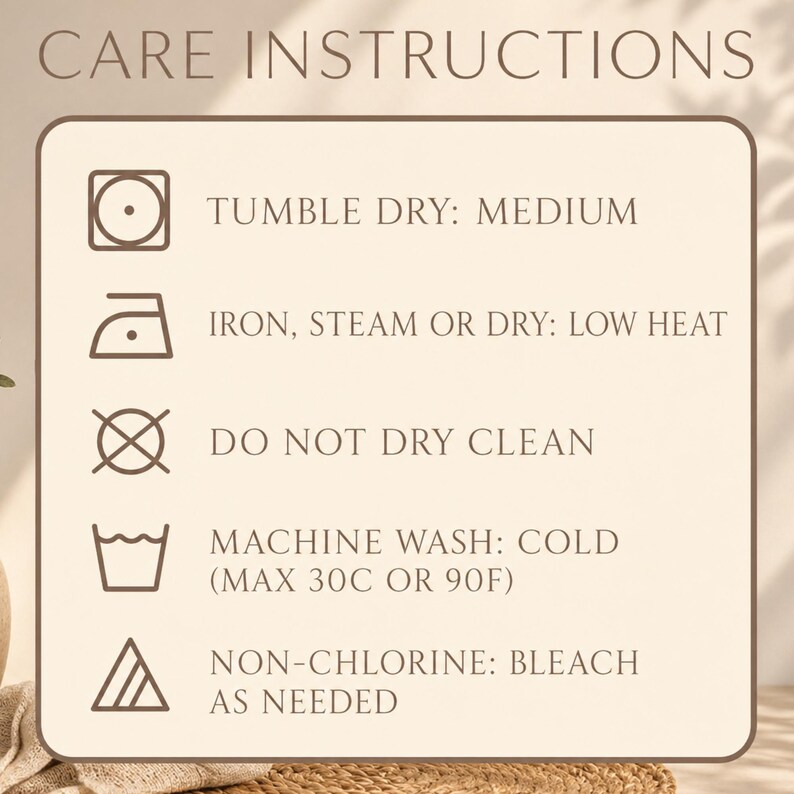 Peut inclure: Un panneau d'instructions d'entretien beige avec du texte et des ic&ocirc;nes marron fonc&eacute;. Il indique : s&eacute;chage en tambour moyen, repassage vapeur ou sec basse temp&eacute;rature, ne pas nettoyer &agrave; sec, lavage en machine froid max 30C ou 90F, et eau de Javel sans chlore si besoin.