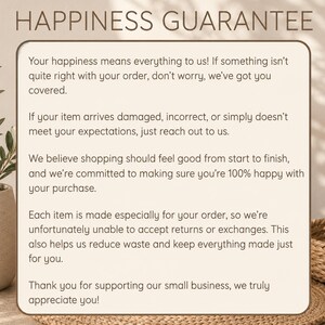 Peut inclure: Un panneau rectangulaire beige aux coins arrondis avec le texte marron fonc&eacute; HAPPINESS GUARANTEE suivi d'une d&eacute;claration de politique concernant la satisfaction des commandes, les articles endommag&eacute;s, les retours et un remerciement.