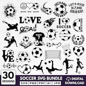 Puede incluir: Un conjunto de 30 diseños SVG de fútbol en blanco y negro. Incluye balones de fútbol, siluetas de jugadores, textos como "Love Goal!" y "Let's Kick Some Grass!", y una camiseta. Descarga digital.
