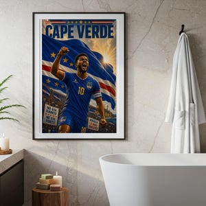 Könnte beinhalten: Ein gerahmtes Poster mit einem Fußballspieler im blauen Trikot mit der Nummer 10, der vor einer großen Flagge von Kap Verde jubelt. Der Text CAPE VERDE steht oben, während Schilder in der Menge NO STA DJUNTO NO STA FORTI zeigen.
