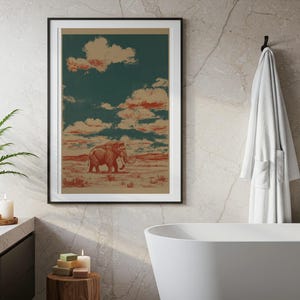 Könnte beinhalten: Ein gerahmter vertikaler Wandkunstdruck mit einer stilisierten Illustration eines Wollhaarmammuts, das in einer weiten, trockenen Landschaft unter einem dunkel-türkisfarbenen Himmel mit großen, strukturierten Wolken in Creme und Orange-Rot steht.