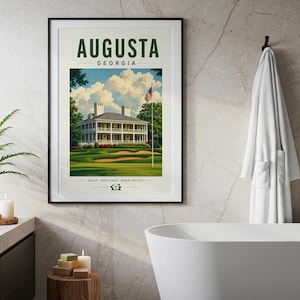 Könnte beinhalten: Ein gerahmter Kunstdruck mit einem weißen Clubhaus im Kolonialstil auf einem grünen Golfplatz unter einem blauen, bewölkten Himmel. Der Text lautet AUGUSTA GEORGIA und GOLF. HERITAGE. HOSPITALITY. mit einer US-Flagge an einem Mast.