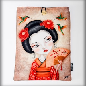 Puede incluir: Bolsa decorativa con una ilustración de geisha. La geisha lleva un kimono rojo y sostiene un abanico. Flores rojas adornan su cabello y colibríes vuelan a su alrededor. El fondo tiene un diseño sutil.