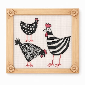 Può includere: Un ricamo a punto croce quadrato raffigurante tre galline in una cornice di legno chiaro con fiori agli angoli. Una gallina ha un motivo a scacchi bianco e nero, una ha strisce bianche e nere e una ha un motivo floreale bianco e nero.