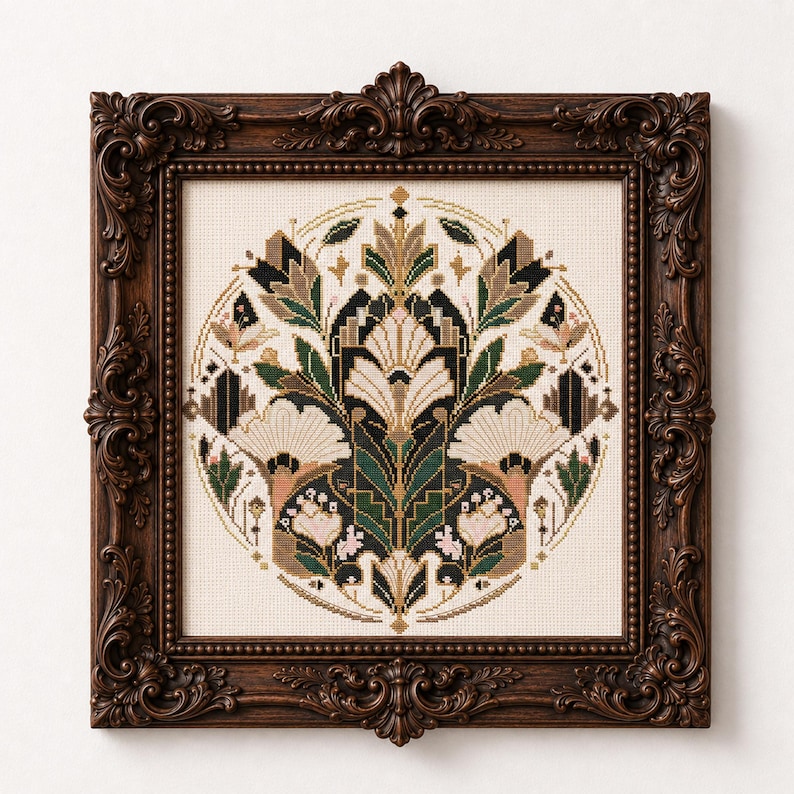 K&ouml;nnte beinhalten: Eine quadratische Kreuzstichstickerei mit einem symmetrischen Blumen- und Geometriemuster in Dunkelgr&uuml;n, Creme, Schwarz und gedecktem Rosa, eingefasst in einen kreisf&ouml;rmigen Rand und in einem verzierten, dunkelbraunen Holzrahmen.