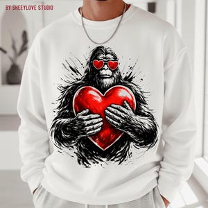 Bigfoot Valentine Png, Bigfoot drôle amoureux coeur Png, cadeau mari cool, sublimation amour coeur Bigfoot, téléchargement numérique