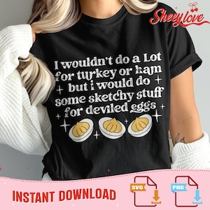 Può includere: T-shirt nera con testo bianco: "Non farei molto per tacchino o prosciutto + ma farei + delle cose losche per le uova alla diavola +" e illustrazioni di uova alla diavola. La maglietta ha anche il testo "DOWNLOAD IMMEDIATO".
