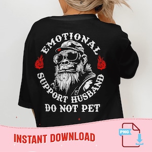 Peut inclure: T-shirt noir avec un gorille portant des lunettes de soleil et un chapeau, entouré des mots "EMOTIONAL SUPPORT HUSBAND DO NOT PET". Des flammes rouges flanquent le texte. Les mots "INSTANT DOWNLOAD" sont en bas.