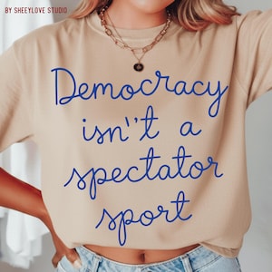 La democrazia non è uno sport per spettatori, design per maglietta con citazione politica patriottica, stampabile per la consapevolezza elettorale per Cricut e Silhouette, PNG SVG