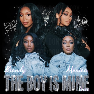 Pode incluir: Um gráfico com quatro retratos de Brandy e Monica, com o texto "THE BOY IS MINE tour" em uma fonte brilhante. O fundo é preto com raios e assinaturas.