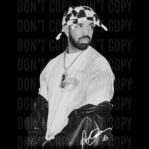 Könnte beinhalten: Schwarz-Weiß-Porträt eines Mannes mit kariertem Bandana, weißem T-Shirt und schwarzer Lederjacke. Eine Halskette mit Anhänger ist sichtbar. Der Hintergrund zeigt den Text "DON'T COPY" wiederholt.