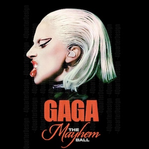 Puede incluir: Diseño gráfico con el perfil de una persona con cabello blanco y lápiz labial rojo, sobre un fondo negro. El texto "GAGA The Mayhem Ball" se muestra en naranja y blanco.