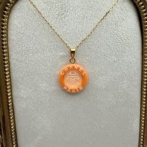 Auténtico collar con botones acrílicos de Chanel • Colgante naranja o negro • Joyería de diseñador reutilizada en cadena chapada en oro