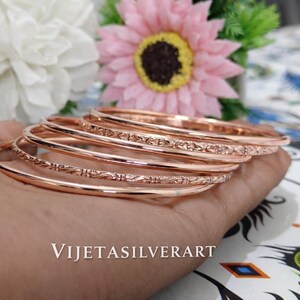 Può includere: Una tazza di ceramica bianca con un manico nero e la scritta "But First, Coffee" in stile scritto a mano. La tazza è su una superficie bianca. La tazza è alta circa 10 cm.