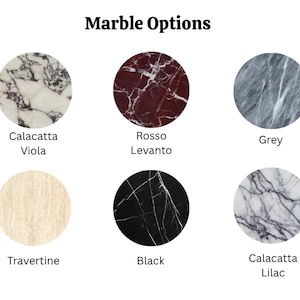 Op de afbeelding: Afbeelding met zes marmeropties: Calacatta Viola, Rosso Levanto, Grey, Travertijn, Black en Calacatta Lilac. Elke marmeren steekproef is cirkelvormig, met de naam van het marmertype eronder.