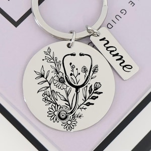 Gepersonaliseerde sleutelhanger met bloemenstethoscoop: gegraveerd roestvrijstalen cadeau voor verpleegster/dokter