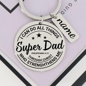 Personalisierter Super Dad Schlüsselanhänger – Edelstahl mit Gravur optional mit Namen Charm – Christliches Geschenk zum Vatertag