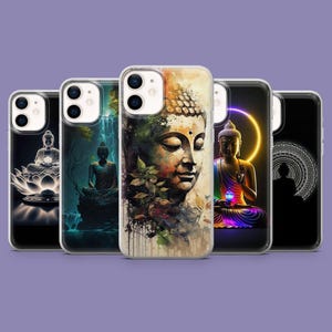 Puede incluir: Una colección de fundas para teléfonos con representaciones artísticas de Buda. Las fundas muestran varios estilos, incluyendo acuarela, neón e ilustraciones detalladas. Cada funda tiene un borde transparente y un diseño único, con un fondo morado.