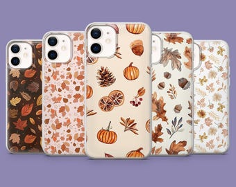 Puede incluir: Cinco fundas para teléfono con diseños otoñales. Las fundas presentan patrones de hojas, calabazas, bellotas y otros elementos de otoño en tonos marrones, naranjas y crema. Las fundas son de plástico transparente.