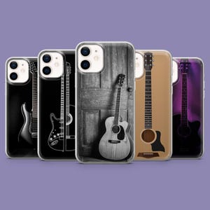 Puede incluir: Una colección de fundas para teléfonos con diseños de guitarras. Las fundas muestran imágenes de guitarras eléctricas y acústicas en varios estilos, incluyendo blanco y negro y color. Las fundas están dispuestas en fila sobre un fondo morado.