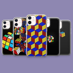 Può includere: Una collezione di custodie per telefoni con design a Cubo di Rubik. Le custodie presentano vari motivi, tra cui una disposizione di cubi 3D in rosso, giallo e blu e singoli cubi. Le custodie sono nere e trasparenti.