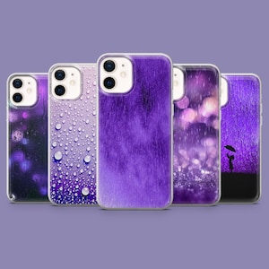 Può includere: Una collezione di cinque custodie per telefoni con vari design viola. Le custodie presentano immagini di gocce di pioggia, luci sfocate e la silhouette di una persona con un ombrello. Le custodie sono in plastica trasparente.