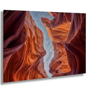 Antelope Canyon Arizona Slot Canyon Foto mit gebogenen Sandsteinwänden und am späten Nachmittag Licht vor Touristenmassen genommen