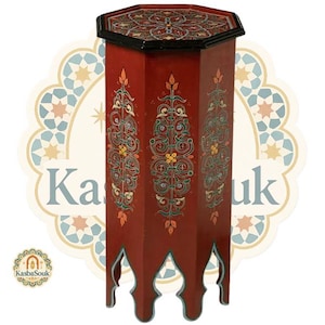 Mesa auxiliar marroquí pintada a mano con pedestal hexagonal de madera en rojo rústico.