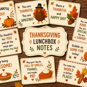 Op de afbeelding: Een verzameling rechthoekige Thanksgiving-lunchboxbriefjes met illustraties van kalkoenen, pompoenen, zonnebloemen en taart. Elke kaart bevat feestelijke tekst zoals I AM THANKFUL FOR YOU en THANKSGIVING LUNCHBOX NOTES.