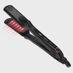 Puede incluir: Plancha de pelo negra con el texto "CROC CLASSIC INFRA RED" y una pantalla digital que muestra 232 grados Celsius. La plancha tiene un diseño elegante con rayos infrarrojos rojos.