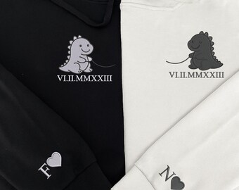 Sweats à capuche assortis pour couple mignon, sweat à capuche brodé dinosaure pour couple, sweat à capuche avec chiffres romains, cadeau de la Saint-Valentin pour petite amie/petite amie, cadeau d'anniversaire personnalisé