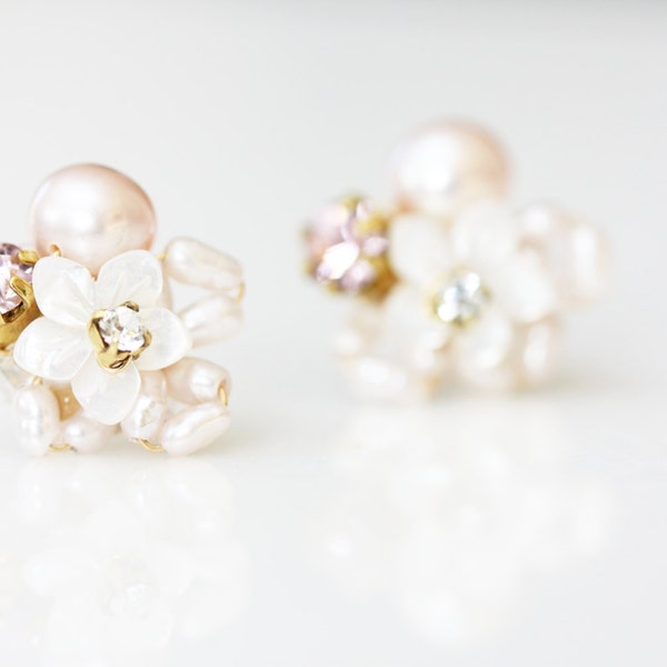 Orecchini a bottone con piccoli fiori in madreperla e strass