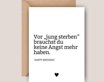Lustige Geburtstagskarte „Vor jung sterben brauchst du keine Angst mehr haben“ | Humorvolle Grußkarte & Postkarte Geburtstag | Format A6