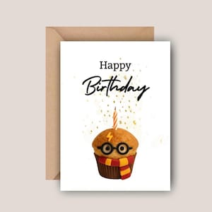 Könnte beinhalten: Geburtstagskarte mit Cupcake-Design, Brille, Schal und Blitz, gekrönt von einer brennenden Kerze. Die Worte "Happy Birthday" sind in schwarzer Schrift auf weißem Hintergrund geschrieben.