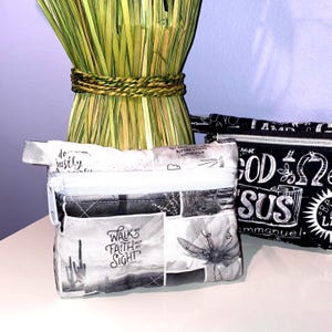 Bolsa acolchada con cremallera, tela religiosa, billetera con dije para bolso, bolsa para productos sanitarios, minimonedero pequeño, monedas, tamaño 5" x 4"