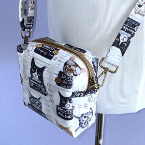 Sac à bandoulière, tissu en coton original et amusant avec des chats, petit sac à main compact, bandoulière réglable, poche intérieure, taille 14,2 x 15,8 cm x 3 po, cadeau