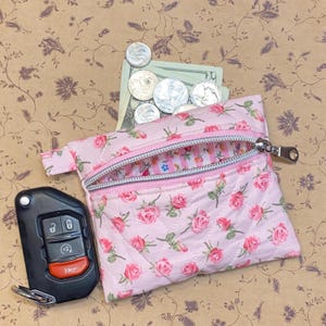 Pochette zippée matelassée à imprimé floral rose, portefeuille porte-clés, pochette pour produits sanitaires, petite mini petite bourse, pièces de monnaie en dollars, taille 5 x 4 po