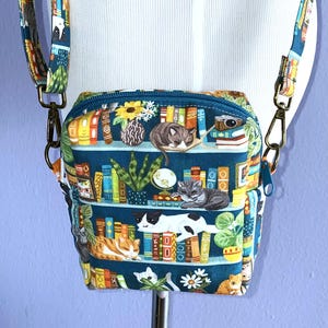 Sac à bandoulière, livre en tissu chat, petit sac à main compact, bandoulière réglable, poche intérieure, accessoires en métal, appréciation de l'enseignant