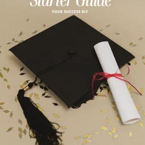 Peut inclure: Une toque de diplômé noire avec un pompon noir et un diplôme blanc enroulé attaché par un ruban rouge, accompagné de confettis dorés. Le texte indique : GED Complete Starter Guide YOUR SUCCESS KIT.