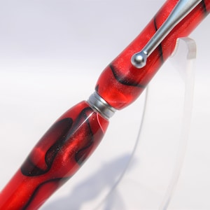 Ecco una penna scolpita "Ruby" con accenti in argento satinato
