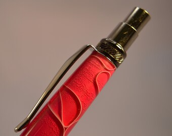 Si tratta di una penna in acrilico trasparente "Fuchsia Water" con dettagli color canna di fucile e nichelati.