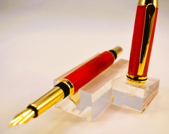 "Bezauberndes ""Scarlet Sparkle"" Acryl auf einem feinen Füllfederhalter."